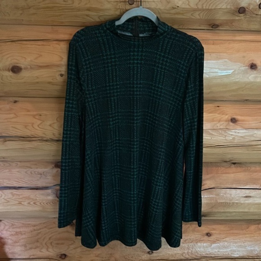 John Mark EUC Mock Neck Houndstooth Tunic Top Size Medium in Green/Black Combo